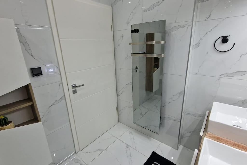 Suite Prestige Logement Neuf Avec Spa Et Ecran De Cinema En Rez De Jardin Colmar Extérieur photo